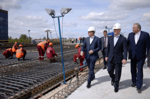 Мэр Москвы Сергей Собянин проинспектировал ход реконструкции путепровода на Рябиновой улице