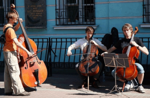 В парках Москвы могут создать аллеи уличных музыкантов