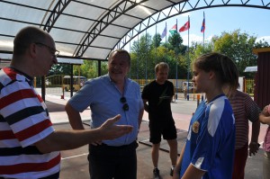 А. Челышев знакомится с юными спортсменами 