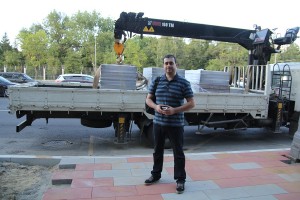 муниципальный депутат МС Михаил Андриянов ведет видеосъемку хода ремонтных работ