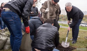 Мэр Москвы Сергей Собянин принял участие в высадке деревьев возле Каширского шоссе