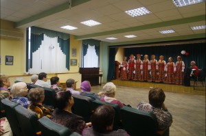 Ансамбль «Русская мелодия» выступает в центре соцобслуживания не первый раз