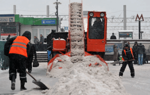 В круглосуточном режиме ведутся работы по очистке от снега дворов и улиц в районе Царицыно