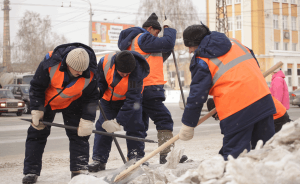 Круглосуточные бригады очищают транспортно-пересадочные узлы ЮАО от снега