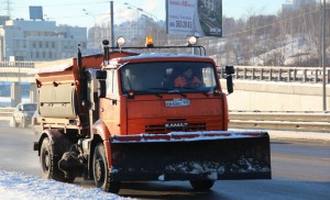 Более 700 единиц спецтехники задействуют для уборки от снега улиц и дворов ЮАО