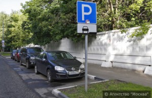 Максим Ликсутов добавил, что, помимо парковок, входящих в платную зону, для жителей продолжат сооружать и бесплатные парковочные места