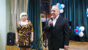 Депутат муниципального округа Царицыно Степан Буртник выступил перед зрительницами с поздравлениями