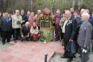 Участники возложили цветы у памятной доски, расположенной на Пролетарском 