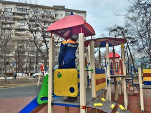 Косметический ремонт детских площадок проводится в районе Царицыно
