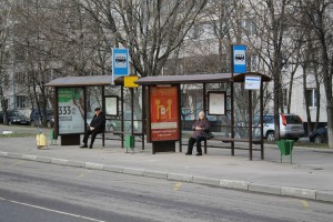 На фото остановка "Детская поликлиника" на Луганской улице