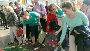 Ребята возложили цветы к памятнику ополченцам Пролетарского района