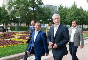 Мэр Москвы Сергей Собянин сообщил, что на Тверской расширят тротуары и сохранят все полосы для автомобилей