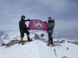 Флаг района Царицыно на высоте 7134 м