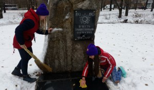 Активные школьники после прошедшего снегопада привели в порядок памятник
