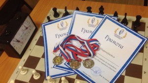 Награды победителям шахматного турнира