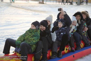 Коньки и подвижные игры на снегу: жители ЮАО выбрали варианты зимнего досуга