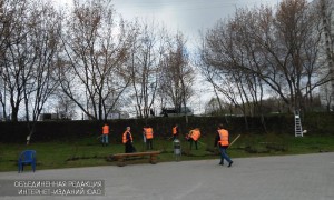 Уборку территории провели в народном парке имени Надежды Рушевой 