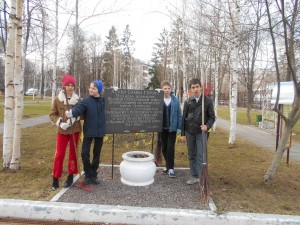 Участники уборки на Аллее славы Героев Великой Отечественной войны