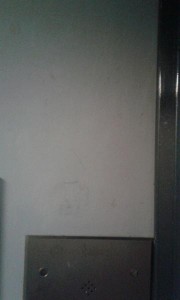 Стены лифта очистили от вандальных надписей