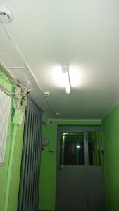 По просьбе местного жителя в районе Царицыно восстановили освещение в подъезде