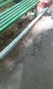 На Ереванской улице починили бордюр по просьбе местного жителя