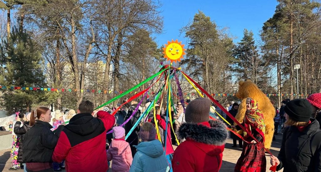 Сотрудники ЦД «Личность» в честь Масленицы организовали программу в парке «Сосенки». Фото: страница ЦД «Личность» в социальных сетях