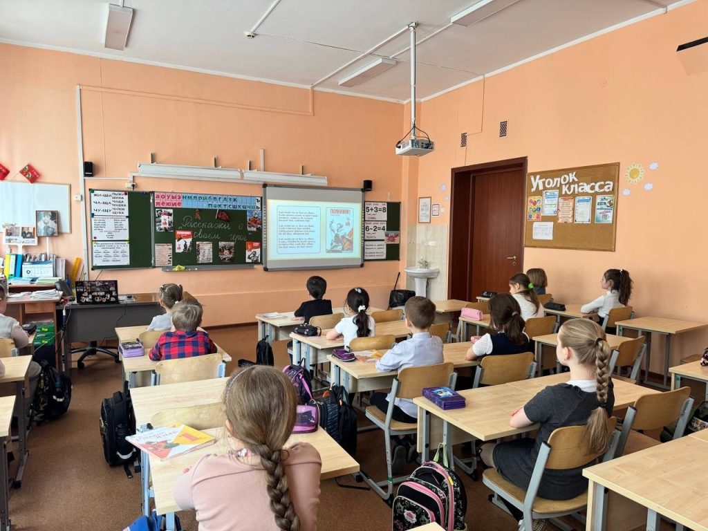 Ученики школы №904 рассказали о подвигах своих предков в рамках занятия «Разговоры о важном». Фото: официальная страница школы №904 в социальных сетях