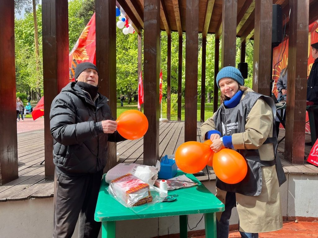 Активисты МП Царицына поучаствовали в организации праздничного концерта. Фото: официальная страница Молодежной палаты района Царицыно в социальных сетях