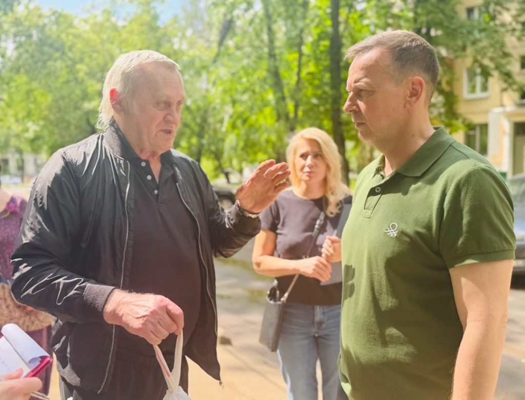 Глава управы Чертанова Северного провел обход территории района. Фото: официальная страница управы района Чертаново Северное в социальных сетях