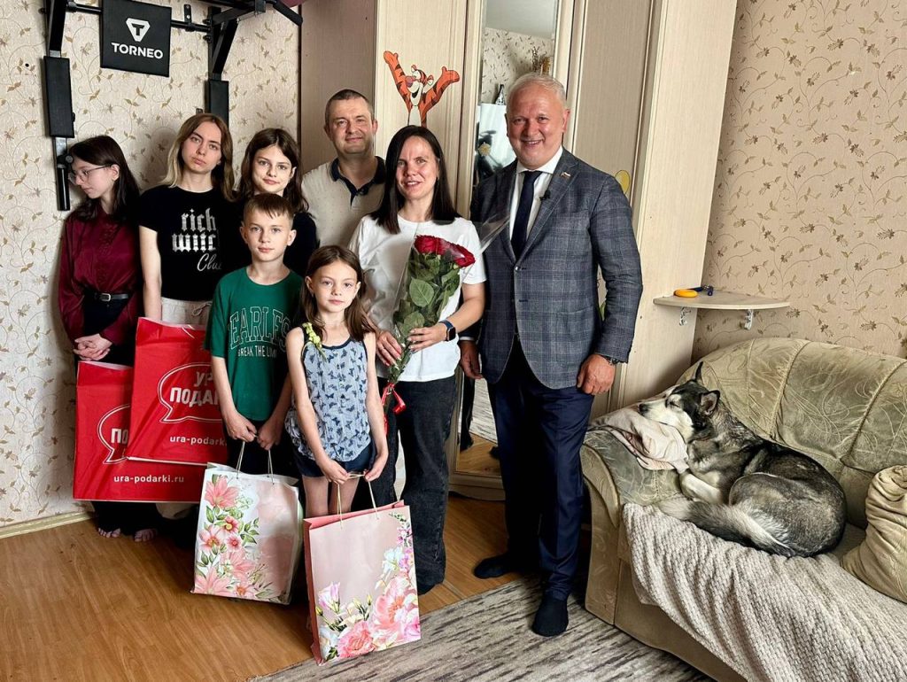 Харис Ильясов поздравил многодетную семью капитана полиции Владимира Моханека. Фото: пресс-служба УВД по ЮАО