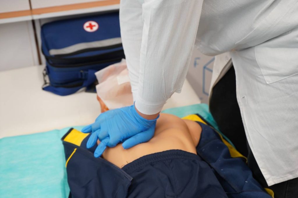 Всех специалистов социальной сферы учат оказанию первой помощи. Фото: Анна Быкова, «Вечерняя Москва»