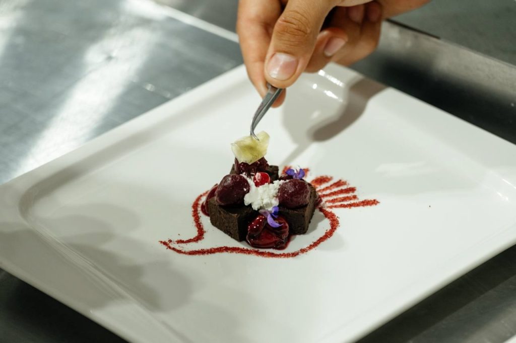 Студент Колледжа «Царицыно» представил авторский десерт на арт-школе «Гастро.Юг». Фото: официальная страница Колледжа «Царицыно»  в социальных сетях