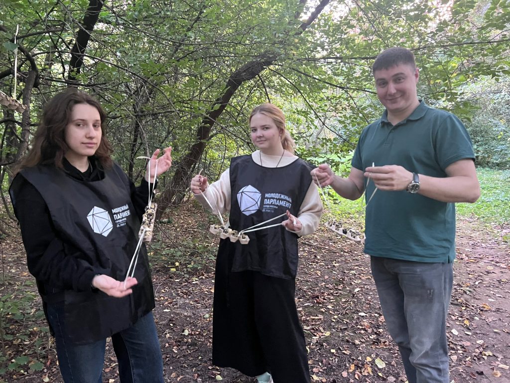 Акцию «Подари птицам счастье» провели молодые парламентарии в Царицыне. Фото: страница Молодежной Палаты района Царицыно в социальных сетях