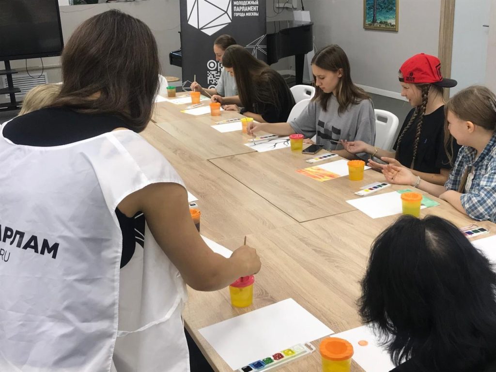 Волонтеры МП Царицына организовали мастер-класс для детей. Фото: страница молодежной палаты района Царицыно в социальных сетях