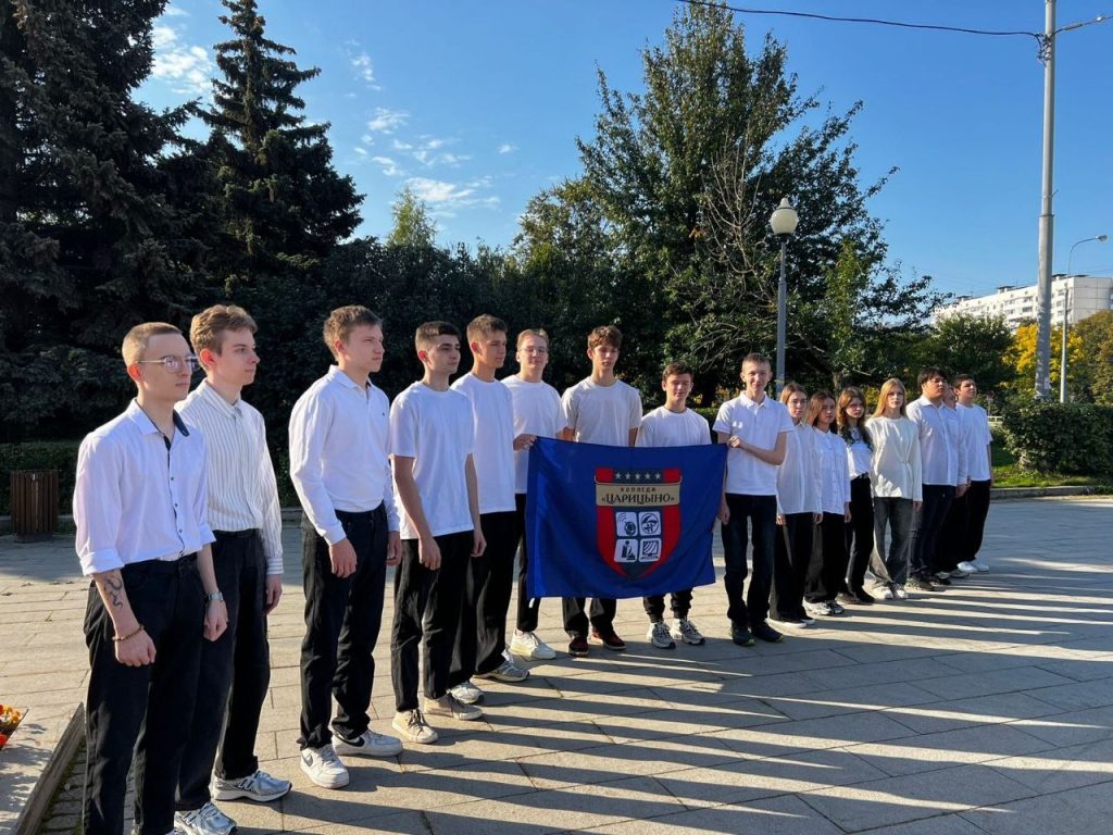 Студенты колледжа «Царицыно» приняли участие в памятной акции. Фото: страница Московского колледжа управления, гостиничного бизнеса и информационных технологий «Царицыно» в социальных сетях