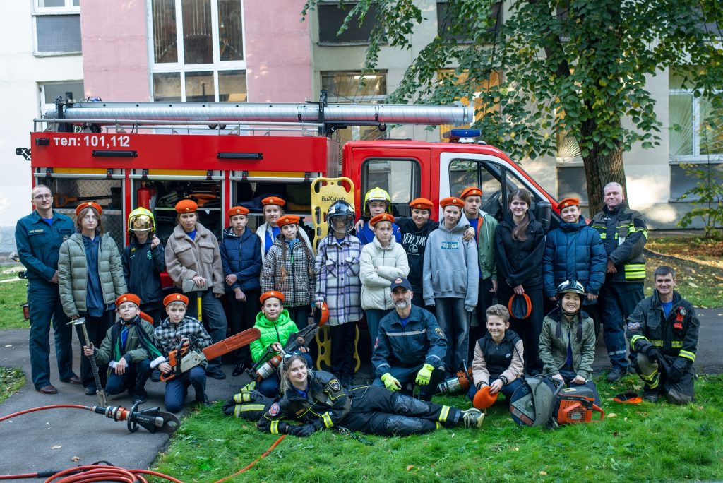 Ученики школы №1466 имени Надежды Рушевой побывали на экскурсии в поисково-спасательном формировании. Фото: страница школы №1466 имени Надежды Рушевой