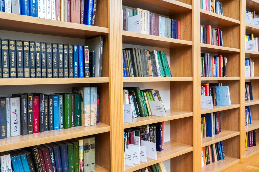 Сотрудники библиотеки №141 проведут праздничную программу к Международному дню анимации. Фото: Ксения Догонашева, «Вечерняя Москва»