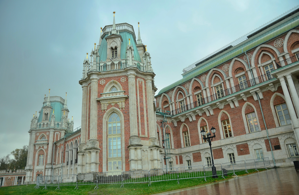 Выставка «Жостово. Вызывающе красиво» откроется в музее-заповеднике «Царицыно». Фото: Анна Быкова, «Вечерняя Москва»