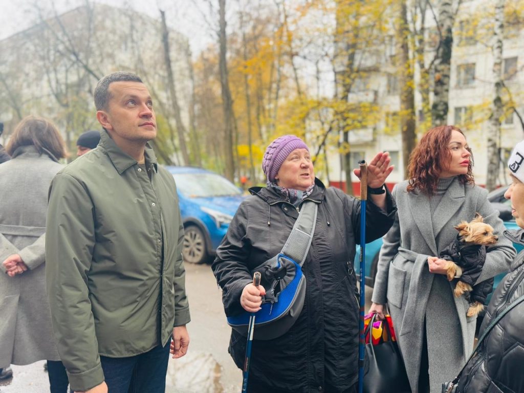 Глава управы района Царицыно провел обход дворов и встретился с жителями. Фото: официальная страницы управы района Царицыно в социальных сетях