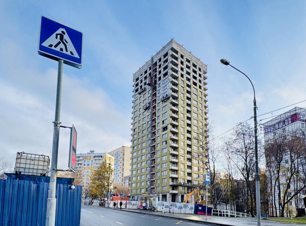 Специалисты возводят новый дом по программе реновации в Царицыне. Фото: Telegram-канал управы района Царицыно