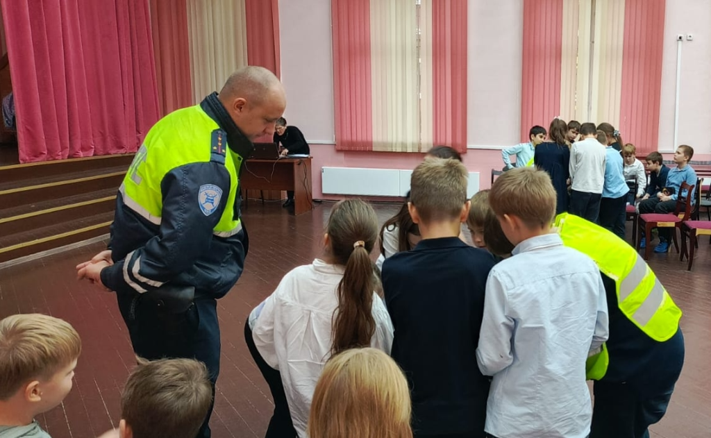 Сотрудник ГИБДД провел посвященный безопасности на дорогах урок для учеников школы №1466 имени Надежды Рушевой. Фото: официальная страница школы №1466 имени Надежды Рушевой в социальных сетях
