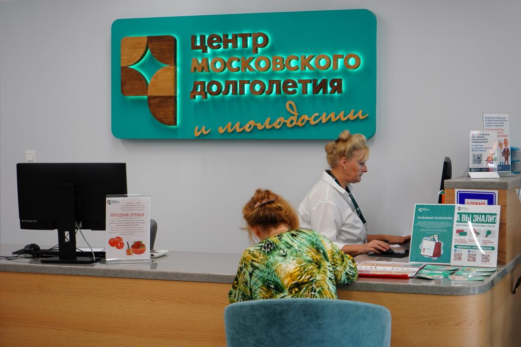 Сотрудники ЦМД «Царицыно» пригласили москвичей принять участие в турнире по настольному теннису. Фото: Анна Быкова, «Вечерняя Москва»