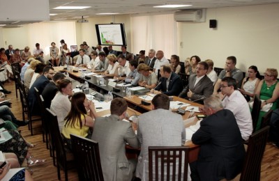 Члены партии "Единая Россия" провели круглый стол на тему перевода жилых помещений в статус нежилых