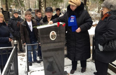 Депутат муниципального округа Царицыно Алексей Перец возложил цветы к могилам участников битвы под Москвой