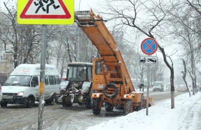 Последствия снегопада коммунальные службы района Царицыно устраняют круглосуточно