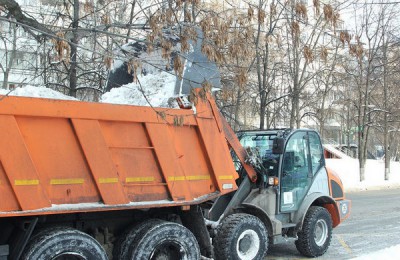 Ежедневно свыше 20 единиц техники осуществляют уборку снега в районе Царицыно