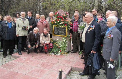 Участники возложили цветы у памятной доски, расположенной на Пролетарском
