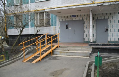 В районе Царицыно заменят напольную плитку в подъездах