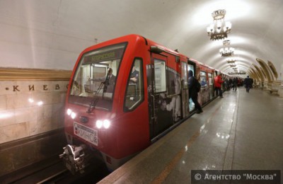 На фото поезд, посвященный Году российского кино, на станции «Киевская» Кольцевой линии метро