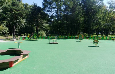 На фото детская площадка на территоии Аршиновского парка в районе Царицыно